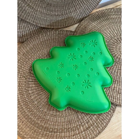 Green Christmas Tree Serving Platter – Festive Holiday Tray - Picture 7 of 9